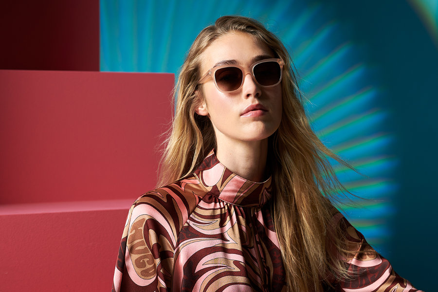 Aktuelle Sonnenbrillenmode von Colibris wird von jungem Model getragen