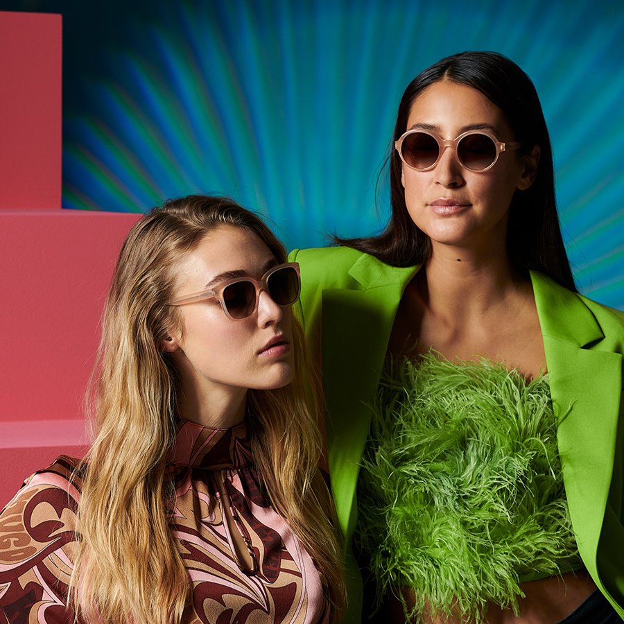 2 junge Models tragen Sonnenbrillen in modischen Farben von Colibris