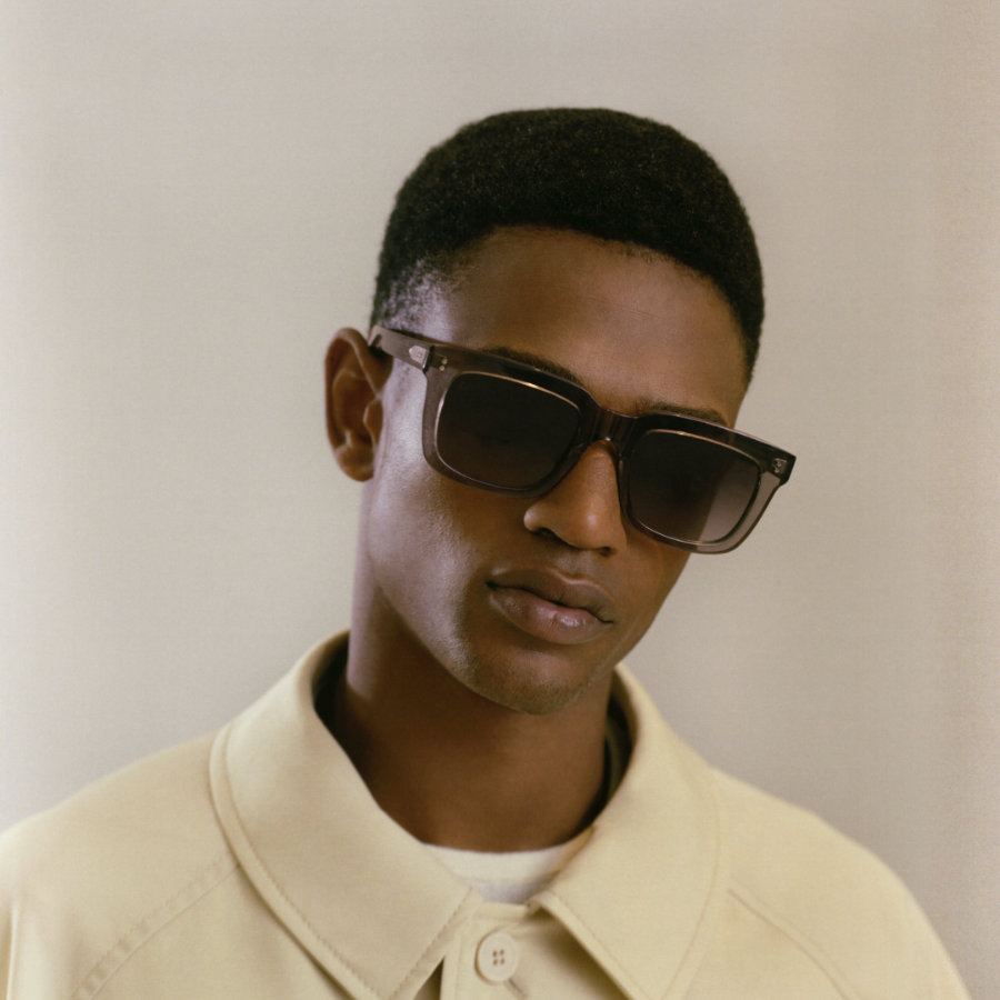 Moderne Sonnenbrille für Männer von Kaleos wird von Model getragen