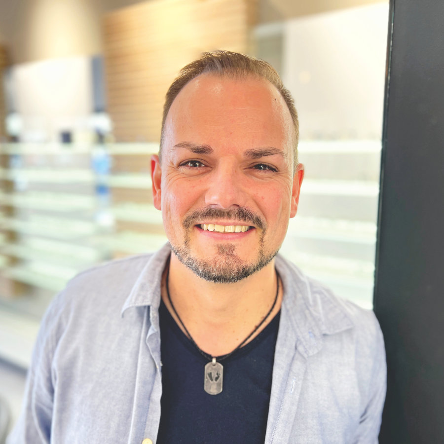 Mitarbeiter Matthias Feindt stellt sich vor für den Augenoptiker Lieblingsbrille in Berlin